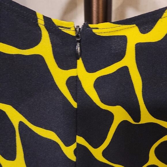 Giraffe Print Romper with pockets Size M Preloved - Picture 5 of 6